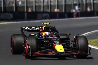 MELBOURNE, AUSTRALIA - MARCH 14: Liam Lawson of New Zealand drives the Oracle Red Bull Racing RB21