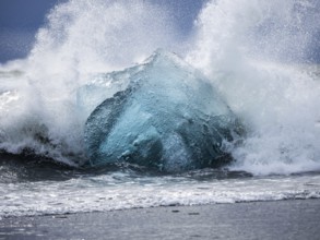 Diamond Beach, iceberg in the surf, near Jökulsarlon glacier lagoon, Vatnajökull National Park,