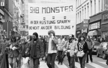 25, 000 called by the peace movement demonstrated against new nuclear missiles, neutron bomb and