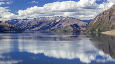 Scenic view of Lake Hawea