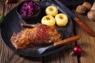 Klassische und knusprige geröstete ente mit kohl und knödel