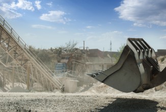Machines for rock fragmentation and bucket of bulldozer