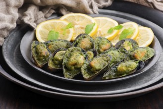 Seafood mussels with lemon, parsley and garlic
