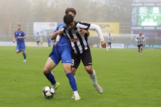 Brace and hold: Samet Yilmaz (FC 08 Villingen) in a duel with Linus Weik (Freiberg) during the