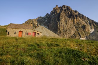 Pombie shelter, Pyrenees National Park, Pyrenees Atlantiques, France, Europe