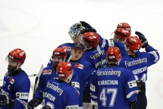 Wild Wings players celebrate the scorer of the 2-1 win, Zach Senyshyn (SERC Wild Wings) during the