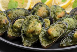 Seafood mussels with lemon and garlic