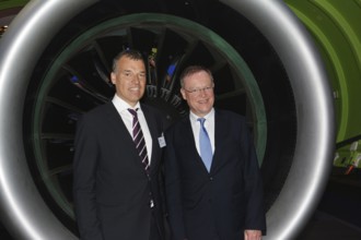 Minister President Stephan Weil with MTU Executive Board member Dr Stefan Weingartner in front of