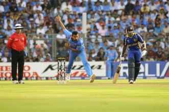 Bowler Zaheer Khan bowls L umpire Aleem Dar Sri Lankan batsman Jayawardena ICC Cricket World Cup