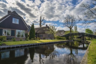 Giethoorn Netherlands, city skyline at canal and traditional house in Giethoorn village