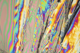 Lanthanum nitrate under the microscope (100x magnification) and in polarised light