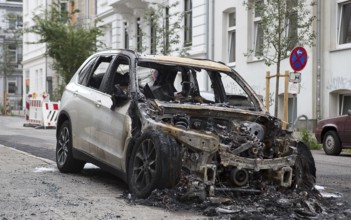 Burnt-out car after another G20 arson attack in 2018