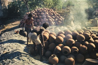 Potter baking pots, Yadadri Bhuvanagiri, Telangana, India, Asia