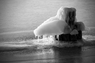 An icy bollard on the Warnow in Rostock