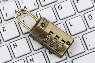 A padlock on a computer keyboard. Symbolic photo for data security and hacking Austria