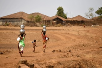 Women carrying pots of water from well at Mal village, Thane, Maharashtra, India, Asia