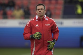 Football match, Goalkeeper Alexander SCHWOLOW 1.FC Union Berlin warming up in front of the match,