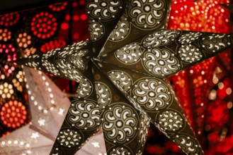 Decorative, illuminated stars with an artistic pattern create a warm, Christmassy atmosphere at a