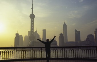 29.04.2005, Shanghai, People's Republic of China, Asia, A view from the Bund across the Huangpu