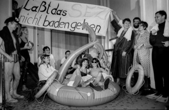 Germany, Berlin, 24.11.1994, Action by Bündnis 90 / The Greens in the Prussian Parliament in Berlin