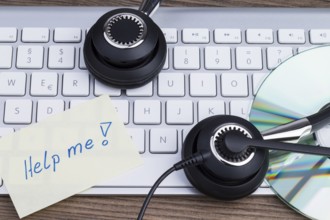 On shows a keyboard, CD, USB memory stick and headphones
