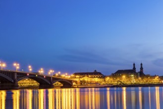 Die Skyline von Mainz zur blauen Stunde mit der Theodor-Heuss-Brücke über den Rhein