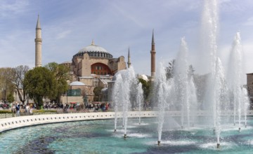A picture of the Hagia Sophia and the Sultan Ahmet Park Fountain