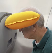 Traveller trims his head in a neck pillow
