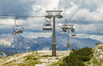 A picture of many ski lifts at the Vogel ski resort