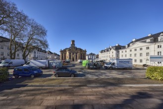 Ludwigskirche, weekly market market, historical buildings, residential buildings, car park with