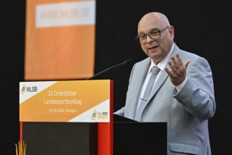Jürgen Scholz, President of the Baden-Württemberg State Sports Association, at the lectern,