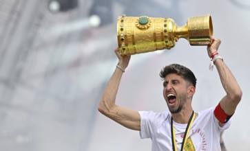 Captain Atakan Karazor VfB Stuttgart (16) with trophy, jubilation joy emotion VfB Stuttgart victory