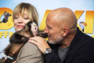 Benno Fürmann, Heike Makatsch, with the monkey, AKIKO DER FLIEGENDE AFFE (cinema release: 05.06