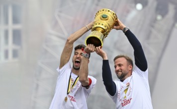Coach Sebastian Hoeneß VfB Stuttgart captain Atakan Karazor VfB Stuttgart (16) with trophy,