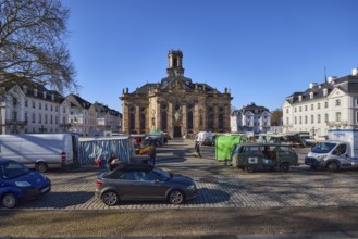 Ludwigskirche, weekly market market, historical buildings, residential buildings, parking lane with