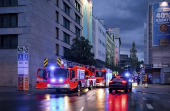 Night shot, blue light, large-scale deployment of the Stuttgart fire brigade due to an emergency