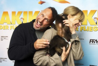 Benno Fürmann, Heike Makatsch, with the monkey, AKIKO DER FLIEGENDE AFFE (cinema release: 05.06