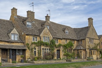Honey-coloured houses, High Street, Broadway, Worcestershire, The Cotswolds, England, United