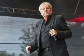Bernhard Brink receives the lifetime achievement award at the Schlager Radio Festival in Neuruppin