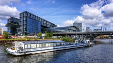Berlin passenger ship at the main railway station and the Humboldt harbour bridge, Germany, Europe