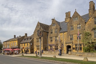 Honey-coloured houses, restaurant The Lygon Arms, Broadway, Worcestershire, The Cotswolds, England,