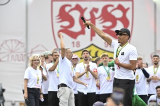 Jamie Leweling VfB Stuttgart (18) in front of the team, jubilation joy emotion victory celebration,