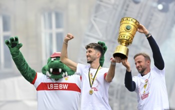 Coach Sebastian Hoeneß VfB Stuttgart captain Atakan Karazor VfB Stuttgart (16) mascot Fritzle with