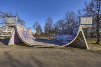 Halfpipe, skatepark, graffiti, park, trees, blue sky, cloudless, Bürgerpark Hafeninsel,