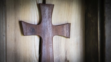 Wooden cross, chapel, Fokstugu farm, Fjellstue, pilgrims' accommodation, mountain hut, Olavsweg,
