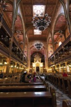 Artfully decorated interior with Torah shrine, visitors, Great Synagogue, Nagy Zsinagóga, Dohány