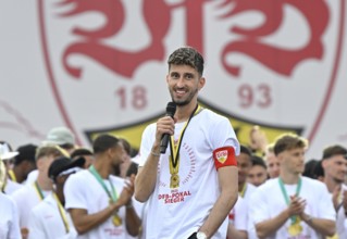 Captain Atakan Karazor VfB Stuttgart (16) with microphone, victory celebration, VfB Stuttgart team