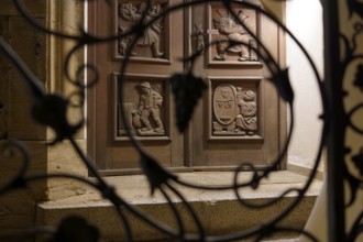 Nostalgic wooden door with gastronomic motifs, Schwäbisch Hall, Kocher Valley, Kocher, Old Town,