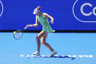 MELBOURNE, AUSTRALIA, JANUARY 12: Mirra Andreeva of Russia plays against Danielle Collins plays