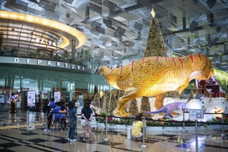 08.12.2020, Singapore, Republic of Singapore, Asia, dinosaurs, a sleigh and a Christmas tree serve